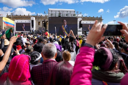 La imagen del nuevo presidente Gustavo Petro con la banda presidencial se muestra en pantallas gigantes después de prestar juramento durante su ceremonia de investidura en la plaza de Bolívar, en Bogotá, el domingo 7 de agosto de 2022.