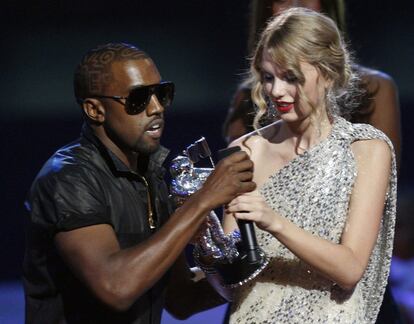 El momento en que Kanye West irrumpía en el escenario donde Taylor Swift recogía su premio MTV VMA, en 2009.