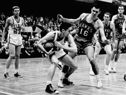 Bill Sharman, ante los Hawks en 1958