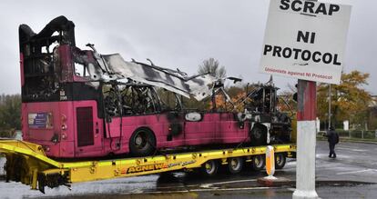 En la localidad norirlandesa de Newtownabbey, cuatro enmascarados obligaron a los pasajeros y al conductor de este autobús a bajarse.