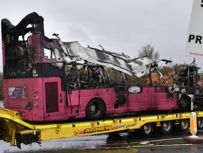 En la localidad norirlandesa de Newtownabbey, cuatro enmascarados obligaron a los pasajeros y al conductor de este autobús a bajarse. 