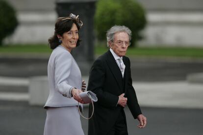 El modista Pertegaz con su sobrina, a su llegada a la boda real.