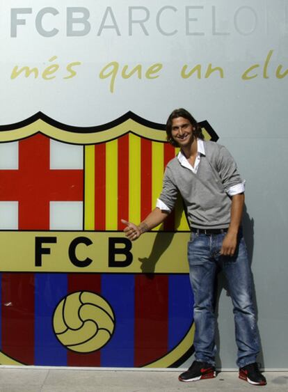 El nuevo delantero del Barcelona, Ibrahimovic, posa junto al escudo del club