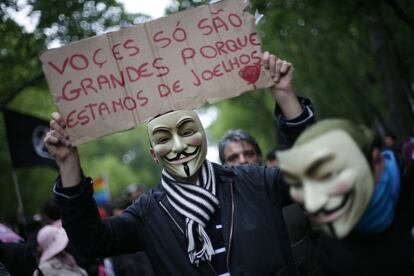 Las máscaras de Guy Fawkes no han faltado entre los manifestantes como protesta contra los recortes que sufre Portugal a consecuencia del rescate financiero.