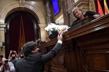 Puigdemont deposita su voto en el Parlament el 27 de octubre.