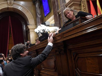 Puigdemont deposita su voto en el Parlament el 27 de octubre.