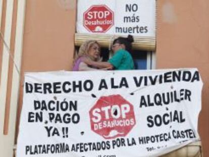 La Plataforma de Afectados por la Hipoteca y Stop Desahucios, en una casa con orden de desahucio. EFE/Archivo