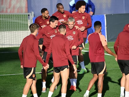 Los jugadores del Atlético de Madrid, durante el último entrenamiento previo al duelo de este miércoles ante el Bayer Leverkusen.