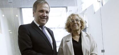 Manuela Carmena y Antonio Miguel Carmona, al inicio de la rueda de prensa.