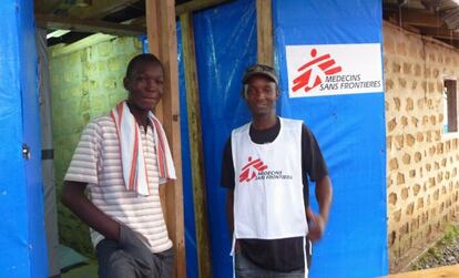 Kollie James, superviviente del &eacute;bola, junto a su padre en el centro de MSF en Foya (Liberia)