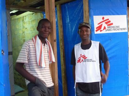 Kollie James, superviviente del &eacute;bola, junto a su padre en el centro de MSF en Foya (Liberia)