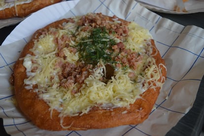 Lángos de un establecimiento especializado del centro de Budapest. 