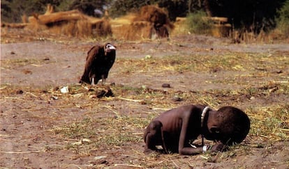 Foto de Kevin Carter guanyadora del Premi Pulitzer, que il·lustra la fam a l'Àfrica.