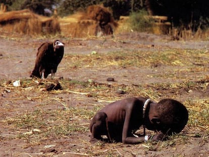 Foto de Kevin Carter guanyadora del Premi Pulitzer, que il·lustra la fam a l'Àfrica.