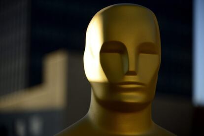 Una estatua de los Oscar es preparada para una capa de pintura.