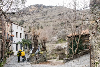 En aquellos lugares donde no hay una sucursal bancaria o a una oficina de Correos, se pueden realizar operaciones gracias al trabajo de los 6.000 carteros y carteras.