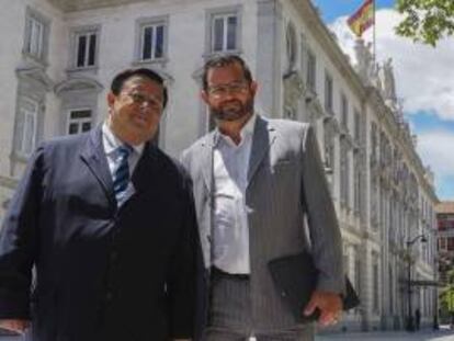 Fernando Clemente, a la izquierda, acompañado de su abogado José María Garzón.