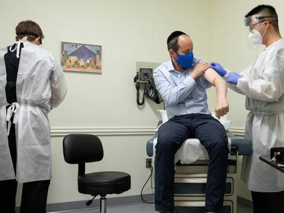 Shmuel Herzfeld recibe una vacuna durante los ensayos de la empresa Moderna, en julio, en un centro en Maryland (EE UU).