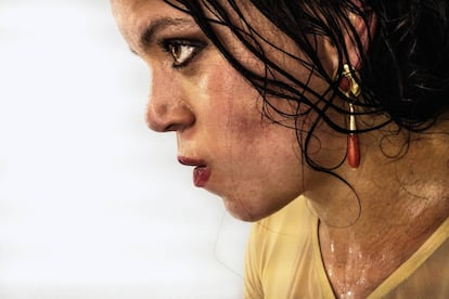 An exhausted María Moreno goes back to the dressing room after performing in Granada.