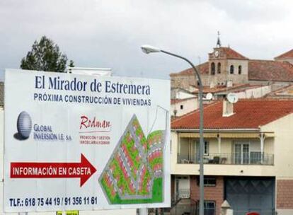 Un cartel informa de una futura urbanización en Estremera.