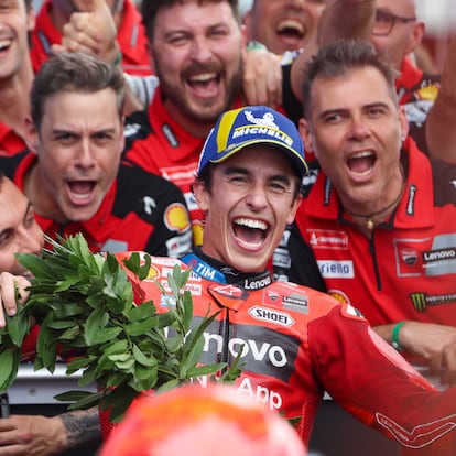 AME9759. SANTIAGO DEL ESTERO (ARGENTINA), 16/03/2025.- El español Marc Márquez, de Ducati Lenovo, celebra al ganar del Gran Premio de Argentina de MotoGP 2025 este domingo, en el Circuito de Termas de Rio Hondo en Santiago del Estero (Argentina). EFE/ Juan Ignacio Roncoroni