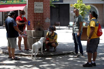 Agentes cívicos informan en L'Hospitalet (Barcelona), donde el Govern ha endurecido las medidas restrictivas debido a los rebrotes de covid-19.