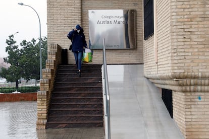 Entrada del colegio mayor Ausias March de Valencia que permanecerá aislado hasta el día 1.