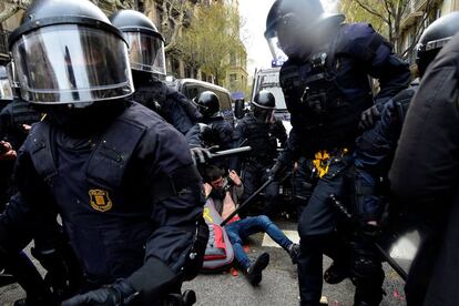 Un manifestante es detenido por los mossos durante la manifestación que se celebra hoy en Barcelona.