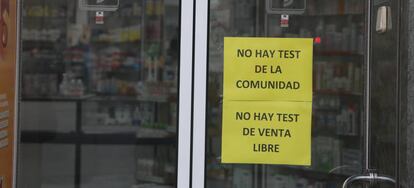 Aviso en la cristalera de una farmacia de que no disponen de tests de antígenos