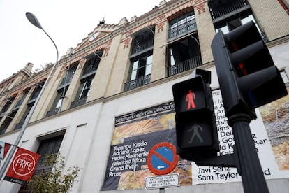 
La Casa Encendida cerró sus puertas este martes y permanecerá así hasta el próximo viernes en señal de duelo porque uno de sus colaboradores supuestamente asesinó a su hija de tres años antes de suicidarse, en un caso de violencia vicaria.