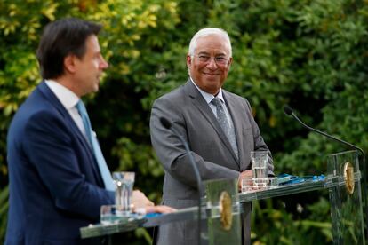 El primer ministro portugus, Antonio Costa, escucha a su homlogo italiano, Giuseppe Conte, tras un encuentro en Lisboa el pasado martes.