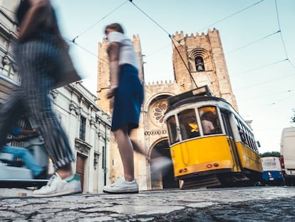 La línea 28 del tranvía de Lisboa, a su paso por la catedral.