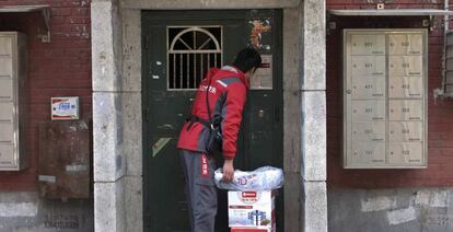 Un empleado de JD.com entrega un pedido a domicilio en Pekín.