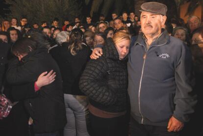 José María Villegas, abuelo de María Esther Jiménez, y Patricia Villegas, su tía, ayer, en la plaza del Ayuntamiento de Arriate.