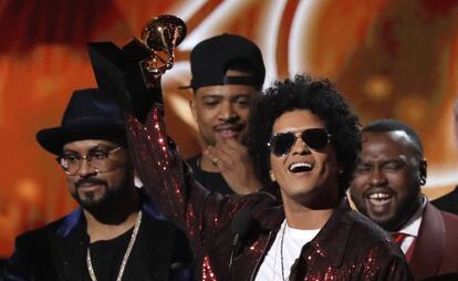 Bruno Mars, con el Grammy al álbum del año.