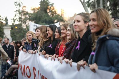 Begoña Villacís e Inés Arrimadas, en el centro de la imagen, acompañadas de otras dirigentes de Ciudadanos en la manifestación que ha recorrido este viernes las calles de Madrid. La portavoz de Ciudadanos ha reivindicado un feminismo "plural, moderno e inclusivo" frente al "cortijito" y el "chiringuito" que quieren imponer determinados partidos repartiendo "carnés de feminismo".