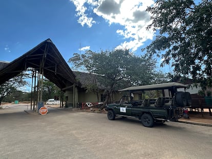 Uno de los vehículos sin puertas en los que se realiza el safari por el parque nacional de Chobe.