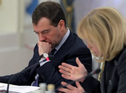 Medvédev escucha a Panfilova, jefa del consejo presidencial de relaciones con la sociedad civil, ayer en Moscú.