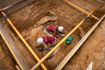 En una semana de trabajo, y después de 80 años, han comenzado a aparecer restos óseos en fosa 114 del cementerio de Paterna (Valencia).