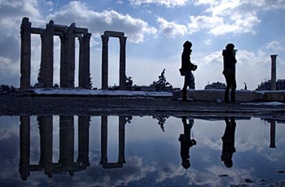 Dos turistas en el templo de Zeus, en Atenas.