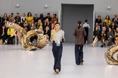 Las esculturas de la artista norteamericana Lynda Benglis han decorado el desfile de Loewe en la semana de la moda de París, este viernes 29 de septiembre.