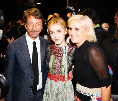 Pierpaolo Piccioli, Kiernan Shipka y Maria Grazia Chiuri en Nueva York hace unos meses.