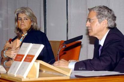 La sobrina de Juan Ramón Jiménez, Carmen Hernández-Pinzón, y el editor Manuel Ramos, durante la presentación de <i>Ellos</i>, este jueves en la Residencia de Estudiantes de Madrid.