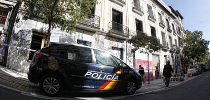 Un coche patrulla, delante del centro social Casablanca.