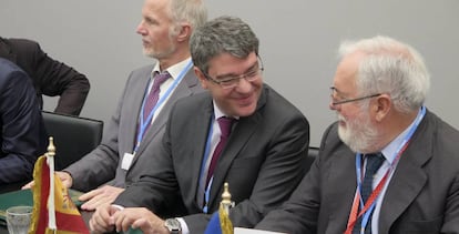El ministro de Energía, Álvaro Nadal (en el centro), en Marruecos.