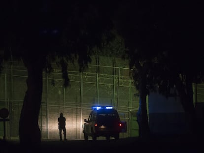 Un agente de la Guardia Civil vigila la valla fronteriza entre Marruecos y España en la ciudad de Melilla.