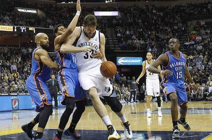 Marc Gasol pelea un balón con Derek Fisher y Jeremy Lamb, ambos de Oklahoma.