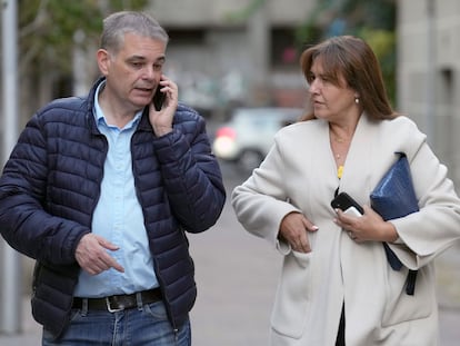 La presidenta de JxCat, Laura Borràs, acompañada por su jefe de prensa, Pep Elias, su llegada a la sede del partido el viernes.