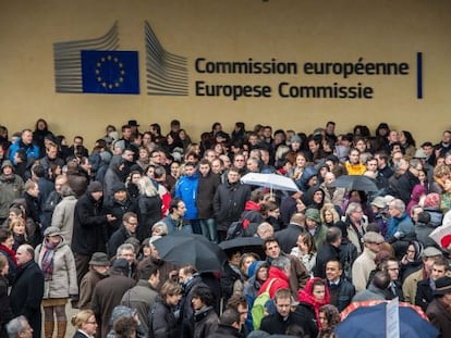 Decenas de funcionarios europeos se manifiestan por un presupuesto europeo equilibrado en la puerta de la sede de la Comisi&oacute;n Europea, el mi&eacute;rcoles en Bruselas. 