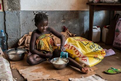 MSF presta apoyo al hospital de Carnot desde 2009. Sus equipos se hacen cargo de las urgencias, de la pediatría y del tratamiento a pacientes con VIH y tuberculosis. También hace el reparto de comida dentro del campo. Al contrario de lo que ocurre en otras áreas del país, por el momento la desnutrición no es una de las principales preocupaciones.